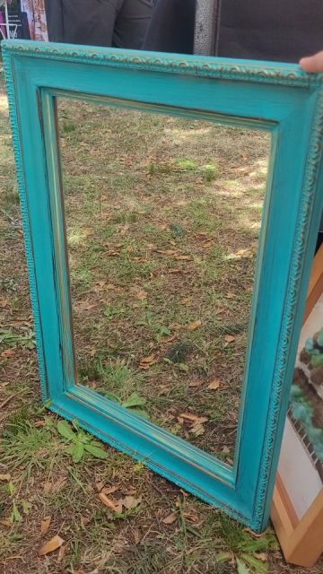 Hoy presentes en la Feria Navideña de Club Deportivo Llacolén, a pasos de nuestros local, entrada liberada. Tenemos diversas opciones de regalos para esta Navidad 🎄 Cuadros, portaretratos, espejos, pizarras, colgador de aros, colgador de llaves, abridor de botella y muchas cosas más Todos nuestros clientes invitados!!