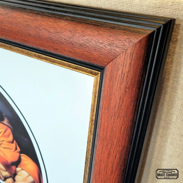 ✨ Marco 65x120 cm ✨ Moldura exterior enchapada en cedro con tinta caoba y bordes negros 🌲 Moldura interna foliado dorado 🌟 que aporta luz y contraste. Un diseño elegante para realzar cualquier obra. #Enmarcaciones #Decoración #Molduras #ArteConEstilo