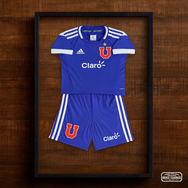 📸 Camiseta Infantil Universidad de Chile enmarcada Un clásico azul lleno de historia ⚽💙. Conjunto oficial infantil del Club Universidad de Chile, cuidadosamente enmarcado en una moldura tipo caja color negro enchapado, entre vidrios flotantes que realzan cada detalle. Medidas totales: 110 x 70 cm. Un homenaje perfecto para los más fanáticos. 💪🔵⭐ #UniversidadDeChile #LaU #CamisaAzul #CuadroDeFútbol #DecoraciónDeportiva #Enmarcados #BruceCuadros #HechoEnChile