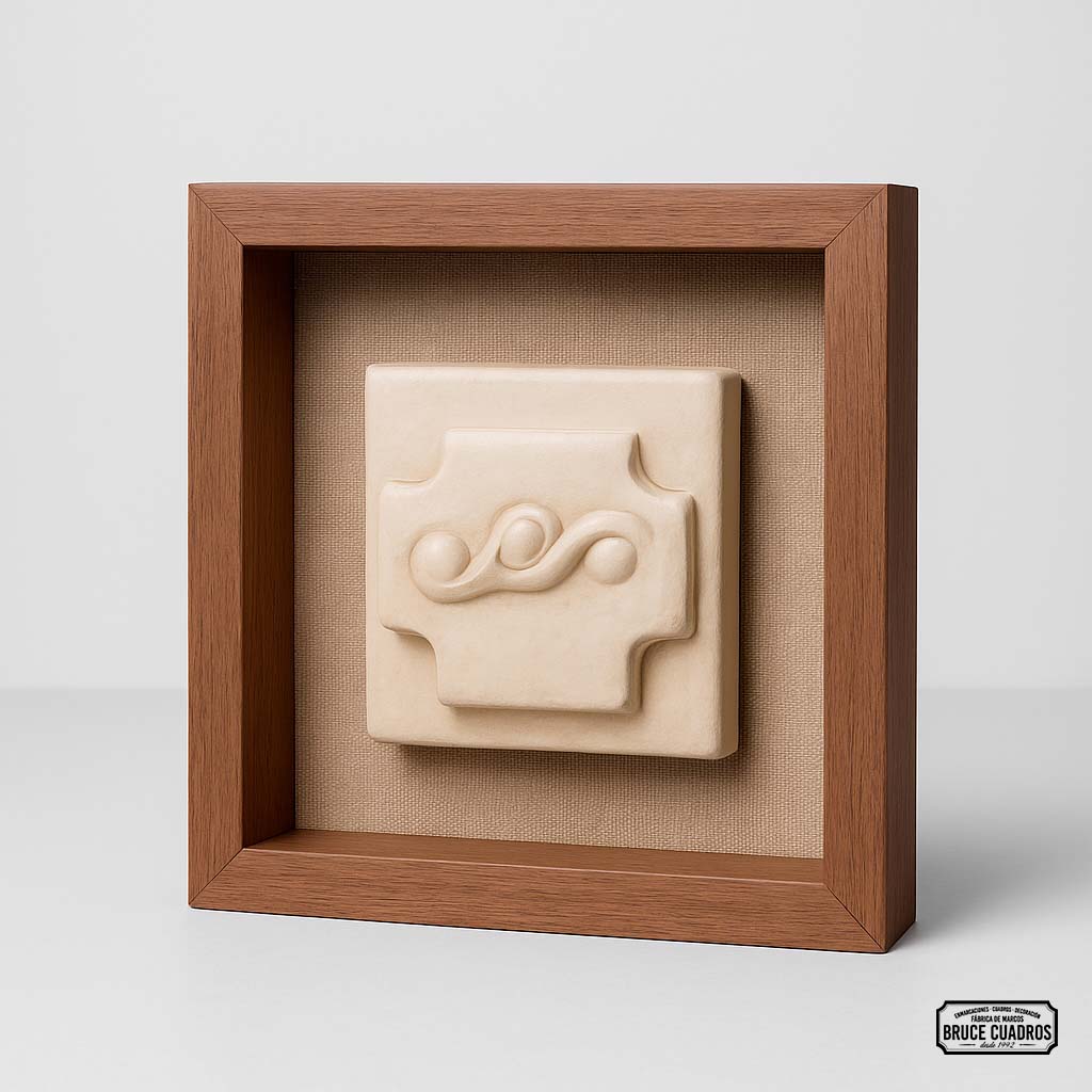🟤 Cerámica enmarcada con estilo natural Pieza de cerámica artesanal sobre fondo de arpillera beige, enmarcada en una moldura tipo caja enchapada en cedro que resalta su textura y calidez. Medidas: 30 x 30 cm. Un diseño elegante y atemporal, ideal para espacios con identidad y equilibrio natural. 🌿✨ #DecoraciónNatural #ArteEnCerámica #MolduraDeCedro #CuadrosDecorativos #HechoEnChile #BruceCuadros